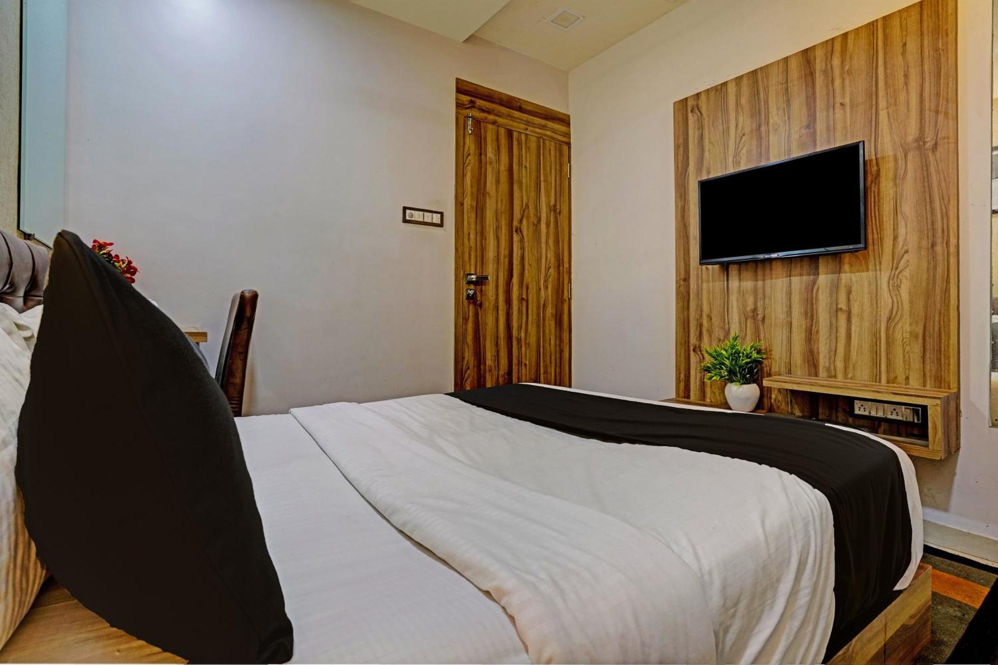 Hotel O Blue Inn Residence Near R City Mall Мумбай Екстериор снимка